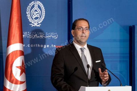 03 août 2016 : "J'ai rencontré aujourd'hui le président de la République qui m'a chargé de former le gouvernement d'union nationale", a déclaré M. Chahed à la presse au palais présidentiel de Carthage. Après la réunion des partis de la coalition d'Union Nationale, le Président tunisien Béji Caïd Essebsi a reçu Youssef Chahed pour lui remettre la lettre officielle le chargeant du poste de Premier Ministre et de former dans les 30 prochains jours le nouveau gouvernemet d'union nationale tunisien après la destitution de Habib Essid le week-end dernier. Jusque là ministre des Affaires locales, cet homme de 40 ans succède à Habib Essid à la tête du gouvernement. Les députés ont retiré samedi leur confiance à son gouvernement, 18 mois seulement après sa nomination. 