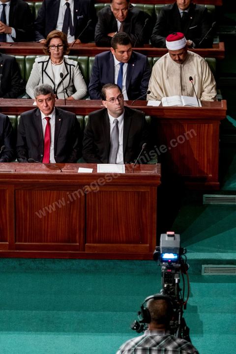 26 août 2016 : Discours pour vote de confiance du nouveau Premier Ministre Youssef Chached devant les députés à l'Assemblée des Représentants du Peuple et présentation de sa nouvelle équipe gouvernementale d'union nationale composée de 26 ministres et 14 secrétaires d'état. Il a annoncé notamment une série de mesures en faveur de la lutte contre le terrorisme et la corruption, pour la relance de l'économie et des investissements. Après avoir posé un bilan inquiétant de l'économie tunisienne et de sa dett, il promet de s'attaquer à la réforme de l'administration, avec notamment réduction du nombre de fonctionnaires. 