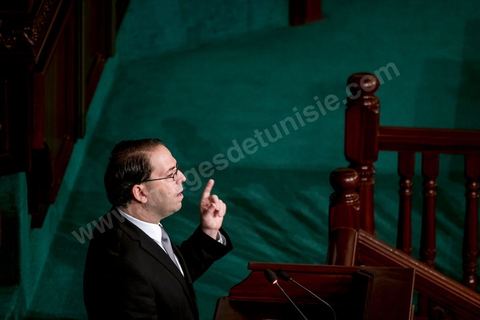 26 août 2016 : Discours pour vote de confiance du nouveau Premier Ministre Youssef Chached devant les députés à l'Assemblée des Représentants du Peuple et présentation de sa nouvelle équipe gouvernementale d'union nationale composée de 26 ministres et 14 secrétaires d'état. Il a annoncé notamment une série de mesures en faveur de la lutte contre le terrorisme et la corruption, pour la relance de l'économie et des investissements. Après avoir posé un bilan inquiétant de l'économie tunisienne et de sa dett, il promet de s'attaquer à la réforme de l'administration, avec notamment réduction du nombre de fonctionnaires. 