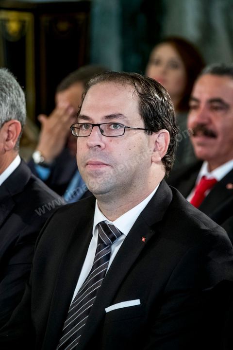 27 aout 2016 : Youssef Chahed, Premier Ministre, entouré de son gouvernement à la prestation de serment du nouveau gouvernement de Youssef Chahed devant le Président de la République Béji Caïd Essebsi à Carthage. Au lendemain du vote de confiance à l'ARP, les membres du nouveau gouvernement se sont rendus à Carthage pour la prestation de serment et la photo de groupe du gouvernement. Le gouvernement a obtenu 167 voix de confiance et 22 députés ont voté contre et 5 autres ont préféré s’abstenir.