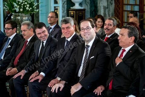 27 aout 2016 : Youssef Chahed, Premier Ministre, entouré de son gouvernement à la prestation de serment du nouveau gouvernement de Youssef Chahed devant le Président de la République Béji Caïd Essebsi à Carthage. Au lendemain du vote de confiance à l'ARP, les membres du nouveau gouvernement se sont rendus à Carthage pour la prestation de serment et la photo de groupe du gouvernement. Le gouvernement a obtenu 167 voix de confiance et 22 députés ont voté contre et 5 autres ont préféré s’abstenir.