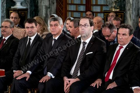27 aout 2016 : Youssef Chahed, Premier Ministre, entouré de son gouvernement à la prestation de serment du nouveau gouvernement de Youssef Chahed devant le Président de la République Béji Caïd Essebsi à Carthage. Au lendemain du vote de confiance à l'ARP, les membres du nouveau gouvernement se sont rendus à Carthage pour la prestation de serment et la photo de groupe du gouvernement. Le gouvernement a obtenu 167 voix de confiance et 22 députés ont voté contre et 5 autres ont préféré s’abstenir.