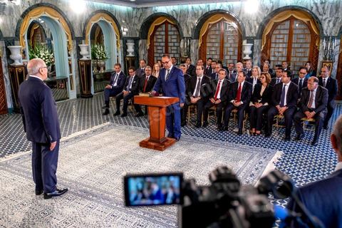 27 aout 2016 : Le Président Beji Caïd Essebsi recevant à Carthage Youssef Chahed, Premier Ministre, entouré de son gouvernement à la prestation de serment du nouveau gouvernement de Youssef Chahed devant le Président de la République Béji Caïd Essebsi à Carthage. Au lendemain du vote de confiance à l'ARP, les membres du nouveau gouvernement se sont rendus à Carthage pour la prestation de serment et la photo de groupe du gouvernement. Le gouvernement a obtenu 167 voix de confiance et 22 députés ont voté contre et 5 autres ont préféré s’abstenir.