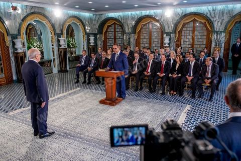 27 aout 2016 : Le Président Beji Caïd Essebsi recevant à Carthage Youssef Chahed, Premier Ministre, entouré de son gouvernement à la prestation de serment du nouveau gouvernement de Youssef Chahed devant le Président de la République Béji Caïd Essebsi à Carthage. Au lendemain du vote de confiance à l'ARP, les membres du nouveau gouvernement se sont rendus à Carthage pour la prestation de serment et la photo de groupe du gouvernement. Le gouvernement a obtenu 167 voix de confiance et 22 députés ont voté contre et 5 autres ont préféré s’abstenir.