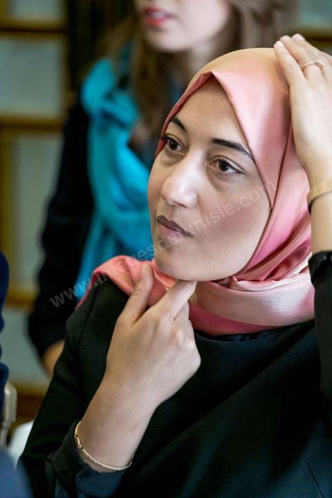27 aout 2016 : Sayida Ounissi, secrétaire d'Etat chargée de l'Initative privée au minsitère de la Formation professionnelle, à la prestation de serment du nouveau gouvernement de Youssef Chahed devant le Président de la République Béji Caïd Essebsi à Carthage. Au lendemain du vote de confiance à l'ARP, les membres du nouveau gouvernement se sont rendus à Carthage pour la prestation de serment et la photo de groupe du gouvernement. Le gouvernement a obtenu 167 voix de confiance et 22 députés ont voté contre et 5 autres ont préféré s’abstenir.