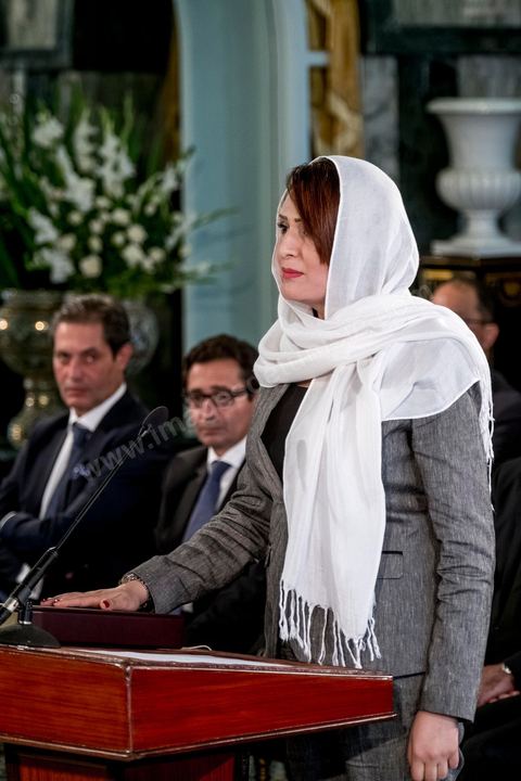 27 aout 2016 : Majdouline Charni, ministre de la Jeunesse et des Sports, à la prestation de serment du nouveau gouvernement de Youssef Chahed devant le Président de la République Béji Caïd Essebsi à Carthage. Au lendemain du vote de confiance à l'ARP, les membres du nouveau gouvernement se sont rendus à Carthage pour la prestation de serment et la photo de groupe du gouvernement. Le gouvernement a obtenu 167 voix de confiance et 22 députés ont voté contre et 5 autres ont préféré s’abstenir.