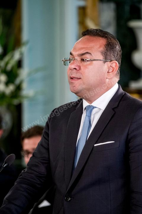 27 aout 2016 : Mehdi Ben Gharbia, Ministre auprès du chef du gouvernement chargé des Relations avec les instances constitutionnelles, la société civile et les organisations des droits de l’homme, à la prestation de serment du nouveau gouvernement de Youssef Chahed devant le Président de la République Béji Caïd Essebsi à Carthage. Au lendemain du vote de confiance à l'ARP, les membres du nouveau gouvernement se sont rendus à Carthage pour la prestation de serment et la photo de groupe du gouvernement. Le gouvernement a obtenu 167 voix de confiance et 22 députés ont voté contre et 5 autres ont préféré s’abstenir.