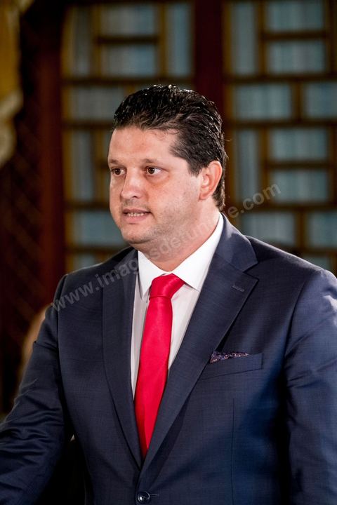 27 aout 2016 : à la prestation de serment du nouveau gouvernement de Youssef Chahed devant le Président de la République Béji Caïd Essebsi à Carthage. Au lendemain du vote de confiance à l'ARP, les membres du nouveau gouvernement se sont rendus à Carthage pour la prestation de serment et la photo de groupe du gouvernement. Le gouvernement a obtenu 167 voix de confiance et 22 députés ont voté contre et 5 autres ont préféré s’abstenir.