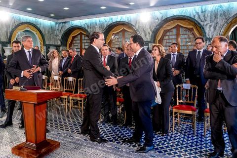 27 aout 2016 : Youssef Chahed, Premier Ministre, entouré de son gouvernement à la prestation de serment du nouveau gouvernement de Youssef Chahed devant le Président de la République Béji Caïd Essebsi à Carthage. Au lendemain du vote de confiance à l'ARP, les membres du nouveau gouvernement se sont rendus à Carthage pour la prestation de serment et la photo de groupe du gouvernement. Le gouvernement a obtenu 167 voix de confiance et 22 députés ont voté contre et 5 autres ont préféré s’abstenir.