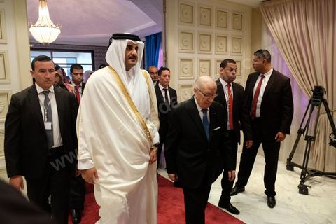 29 novembre 2016 : l'Emir du Qatar Tamim ben Hamad Al Thani et le président tunisien Béji Caid Essebsi à la Cérémonie d'ouverture de la Conférence Tunisia 2020 par président Tunisien Beji Caid Essebsi, avec Emir du Qatar, Premiers Ministres tunisien, français et algérien.