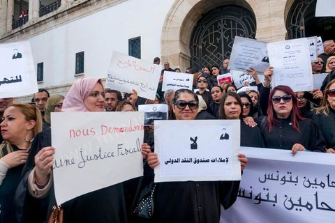 6 décémbre 2016 : Plus de 2.000 avocats ont manifesté mardi à Tunis contre les nouvelles dispositions fiscales qui leur ont été imposées dans le projet de budget 2017, actuellement examiné par le Parlement."Avec notre âme, avec notre sang nous défendrons le métier d'avocat", ont crié les manifestants en robe noire devant le siège du gouvernement à la Kasbah, dans le centre de Tunis, après une marche de quelques centaines de mètres."Les avocats sont en colère!", "Nous n'allons pas financer votre corruption", pouvait-on lire sur des pancartes brandies par les protestataires, dont beaucoup jugent les nouvelles mesures "injustes" et "inapplicables".En cause, des taxes imposées pour chaque dossier traité, pouvant être déduites de l'impôt sur le revenu et prévues dans le projet de loi de finances 2017.Ce mouvement ne fait toutefois pas l'unanimité, et sur les réseaux sociaux comme dans certains médias, les protestations des avocats ont été considérées comme une volonté de bénéficier d'un traitement spécial. Selon le webzine Inkyfada, qui a analysé des données officielles, 60% des avocats enregistrés n'ont pas déclaré d'impôts en 2015, et "les avocats en règle paient en moyenne 228 dinars (92 euros) d'impôt sur le revenu par mois".