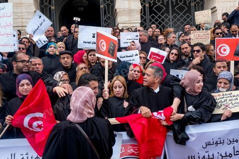 6 décémbre 2016 : Plus de 2.000 avocats ont manifesté mardi à Tunis contre les nouvelles dispositions fiscales qui leur ont été imposées dans le projet de budget 2017, actuellement examiné par le Parlement."Avec notre âme, avec notre sang nous défendrons le métier d'avocat", ont crié les manifestants en robe noire devant le siège du gouvernement à la Kasbah, dans le centre de Tunis, après une marche de quelques centaines de mètres."Les avocats sont en colère!", "Nous n'allons pas financer votre corruption", pouvait-on lire sur des pancartes brandies par les protestataires, dont beaucoup jugent les nouvelles mesures "injustes" et "inapplicables".En cause, des taxes imposées pour chaque dossier traité, pouvant être déduites de l'impôt sur le revenu et prévues dans le projet de loi de finances 2017.Ce mouvement ne fait toutefois pas l'unanimité, et sur les réseaux sociaux comme dans certains médias, les protestations des avocats ont été considérées comme une volonté de bénéficier d'un traitement spécial. Selon le webzine Inkyfada, qui a analysé des données officielles, 60% des avocats enregistrés n'ont pas déclaré d'impôts en 2015, et "les avocats en règle paient en moyenne 228 dinars (92 euros) d'impôt sur le revenu par mois".