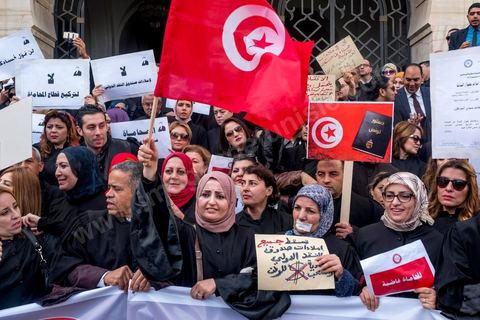 6 décémbre 2016 : Plus de 2.000 avocats ont manifesté mardi à Tunis contre les nouvelles dispositions fiscales qui leur ont été imposées dans le projet de budget 2017, actuellement examiné par le Parlement."Avec notre âme, avec notre sang nous défendrons le métier d'avocat", ont crié les manifestants en robe noire devant le siège du gouvernement à la Kasbah, dans le centre de Tunis, après une marche de quelques centaines de mètres."Les avocats sont en colère!", "Nous n'allons pas financer votre corruption", pouvait-on lire sur des pancartes brandies par les protestataires, dont beaucoup jugent les nouvelles mesures "injustes" et "inapplicables".En cause, des taxes imposées pour chaque dossier traité, pouvant être déduites de l'impôt sur le revenu et prévues dans le projet de loi de finances 2017.Ce mouvement ne fait toutefois pas l'unanimité, et sur les réseaux sociaux comme dans certains médias, les protestations des avocats ont été considérées comme une volonté de bénéficier d'un traitement spécial. Selon le webzine Inkyfada, qui a analysé des données officielles, 60% des avocats enregistrés n'ont pas déclaré d'impôts en 2015, et "les avocats en règle paient en moyenne 228 dinars (92 euros) d'impôt sur le revenu par mois".