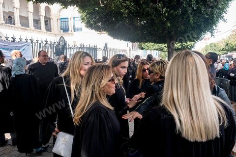 6 décémbre 2016 : Plus de 2.000 avocats ont manifesté mardi à Tunis contre les nouvelles dispositions fiscales qui leur ont été imposées dans le projet de budget 2017, actuellement examiné par le Parlement."Avec notre âme, avec notre sang nous défendrons le métier d'avocat", ont crié les manifestants en robe noire devant le siège du gouvernement à la Kasbah, dans le centre de Tunis, après une marche de quelques centaines de mètres."Les avocats sont en colère!", "Nous n'allons pas financer votre corruption", pouvait-on lire sur des pancartes brandies par les protestataires, dont beaucoup jugent les nouvelles mesures "injustes" et "inapplicables".En cause, des taxes imposées pour chaque dossier traité, pouvant être déduites de l'impôt sur le revenu et prévues dans le projet de loi de finances 2017.Ce mouvement ne fait toutefois pas l'unanimité, et sur les réseaux sociaux comme dans certains médias, les protestations des avocats ont été considérées comme une volonté de bénéficier d'un traitement spécial. Selon le webzine Inkyfada, qui a analysé des données officielles, 60% des avocats enregistrés n'ont pas déclaré d'impôts en 2015, et "les avocats en règle paient en moyenne 228 dinars (92 euros) d'impôt sur le revenu par mois".