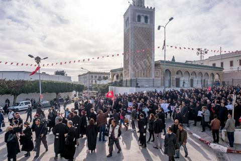6 décémbre 2016 : Plus de 2.000 avocats ont manifesté mardi à Tunis contre les nouvelles dispositions fiscales qui leur ont été imposées dans le projet de budget 2017, actuellement examiné par le Parlement."Avec notre âme, avec notre sang nous défendrons le métier d'avocat", ont crié les manifestants en robe noire devant le siège du gouvernement à la Kasbah, dans le centre de Tunis, après une marche de quelques centaines de mètres."Les avocats sont en colère!", "Nous n'allons pas financer votre corruption", pouvait-on lire sur des pancartes brandies par les protestataires, dont beaucoup jugent les nouvelles mesures "injustes" et "inapplicables".En cause, des taxes imposées pour chaque dossier traité, pouvant être déduites de l'impôt sur le revenu et prévues dans le projet de loi de finances 2017.Ce mouvement ne fait toutefois pas l'unanimité, et sur les réseaux sociaux comme dans certains médias, les protestations des avocats ont été considérées comme une volonté de bénéficier d'un traitement spécial. Selon le webzine Inkyfada, qui a analysé des données officielles, 60% des avocats enregistrés n'ont pas déclaré d'impôts en 2015, et "les avocats en règle paient en moyenne 228 dinars (92 euros) d'impôt sur le revenu par mois".