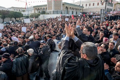 6 décémbre 2016 : Plus de 2.000 avocats ont manifesté mardi à Tunis contre les nouvelles dispositions fiscales qui leur ont été imposées dans le projet de budget 2017, actuellement examiné par le Parlement."Avec notre âme, avec notre sang nous défendrons le métier d'avocat", ont crié les manifestants en robe noire devant le siège du gouvernement à la Kasbah, dans le centre de Tunis, après une marche de quelques centaines de mètres."Les avocats sont en colère!", "Nous n'allons pas financer votre corruption", pouvait-on lire sur des pancartes brandies par les protestataires, dont beaucoup jugent les nouvelles mesures "injustes" et "inapplicables".En cause, des taxes imposées pour chaque dossier traité, pouvant être déduites de l'impôt sur le revenu et prévues dans le projet de loi de finances 2017.Ce mouvement ne fait toutefois pas l'unanimité, et sur les réseaux sociaux comme dans certains médias, les protestations des avocats ont été considérées comme une volonté de bénéficier d'un traitement spécial. Selon le webzine Inkyfada, qui a analysé des données officielles, 60% des avocats enregistrés n'ont pas déclaré d'impôts en 2015, et "les avocats en règle paient en moyenne 228 dinars (92 euros) d'impôt sur le revenu par mois".