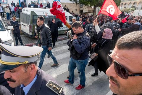 6 décémbre 2016 : Plus de 2.000 avocats ont manifesté mardi à Tunis contre les nouvelles dispositions fiscales qui leur ont été imposées dans le projet de budget 2017, actuellement examiné par le Parlement."Avec notre âme, avec notre sang nous défendrons le métier d'avocat", ont crié les manifestants en robe noire devant le siège du gouvernement à la Kasbah, dans le centre de Tunis, après une marche de quelques centaines de mètres."Les avocats sont en colère!", "Nous n'allons pas financer votre corruption", pouvait-on lire sur des pancartes brandies par les protestataires, dont beaucoup jugent les nouvelles mesures "injustes" et "inapplicables".En cause, des taxes imposées pour chaque dossier traité, pouvant être déduites de l'impôt sur le revenu et prévues dans le projet de loi de finances 2017.Ce mouvement ne fait toutefois pas l'unanimité, et sur les réseaux sociaux comme dans certains médias, les protestations des avocats ont été considérées comme une volonté de bénéficier d'un traitement spécial. Selon le webzine Inkyfada, qui a analysé des données officielles, 60% des avocats enregistrés n'ont pas déclaré d'impôts en 2015, et "les avocats en règle paient en moyenne 228 dinars (92 euros) d'impôt sur le revenu par mois".