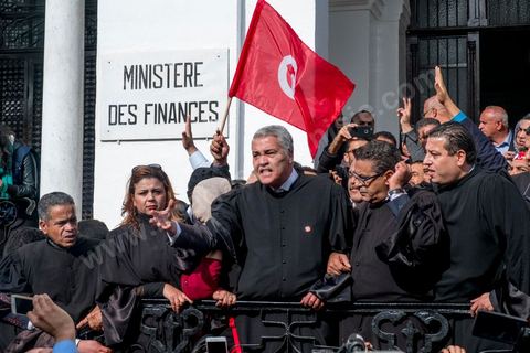 6 décémbre 2016 : Plus de 2.000 avocats ont manifesté mardi à Tunis contre les nouvelles dispositions fiscales qui leur ont été imposées dans le projet de budget 2017, actuellement examiné par le Parlement."Avec notre âme, avec notre sang nous défendrons le métier d'avocat", ont crié les manifestants en robe noire devant le siège du gouvernement à la Kasbah, dans le centre de Tunis, après une marche de quelques centaines de mètres."Les avocats sont en colère!", "Nous n'allons pas financer votre corruption", pouvait-on lire sur des pancartes brandies par les protestataires, dont beaucoup jugent les nouvelles mesures "injustes" et "inapplicables".En cause, des taxes imposées pour chaque dossier traité, pouvant être déduites de l'impôt sur le revenu et prévues dans le projet de loi de finances 2017.Ce mouvement ne fait toutefois pas l'unanimité, et sur les réseaux sociaux comme dans certains médias, les protestations des avocats ont été considérées comme une volonté de bénéficier d'un traitement spécial. Selon le webzine Inkyfada, qui a analysé des données officielles, 60% des avocats enregistrés n'ont pas déclaré d'impôts en 2015, et "les avocats en règle paient en moyenne 228 dinars (92 euros) d'impôt sur le revenu par mois".