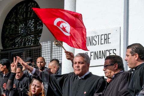 6 décémbre 2016 : Plus de 2.000 avocats ont manifesté mardi à Tunis contre les nouvelles dispositions fiscales qui leur ont été imposées dans le projet de budget 2017, actuellement examiné par le Parlement."Avec notre âme, avec notre sang nous défendrons le métier d'avocat", ont crié les manifestants en robe noire devant le siège du gouvernement à la Kasbah, dans le centre de Tunis, après une marche de quelques centaines de mètres."Les avocats sont en colère!", "Nous n'allons pas financer votre corruption", pouvait-on lire sur des pancartes brandies par les protestataires, dont beaucoup jugent les nouvelles mesures "injustes" et "inapplicables".En cause, des taxes imposées pour chaque dossier traité, pouvant être déduites de l'impôt sur le revenu et prévues dans le projet de loi de finances 2017.Ce mouvement ne fait toutefois pas l'unanimité, et sur les réseaux sociaux comme dans certains médias, les protestations des avocats ont été considérées comme une volonté de bénéficier d'un traitement spécial. Selon le webzine Inkyfada, qui a analysé des données officielles, 60% des avocats enregistrés n'ont pas déclaré d'impôts en 2015, et "les avocats en règle paient en moyenne 228 dinars (92 euros) d'impôt sur le revenu par mois".