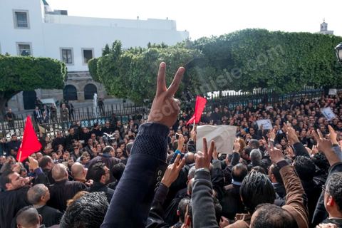 6 décémbre 2016 : Plus de 2.000 avocats ont manifesté mardi à Tunis contre les nouvelles dispositions fiscales qui leur ont été imposées dans le projet de budget 2017, actuellement examiné par le Parlement."Avec notre âme, avec notre sang nous défendrons le métier d'avocat", ont crié les manifestants en robe noire devant le siège du gouvernement à la Kasbah, dans le centre de Tunis, après une marche de quelques centaines de mètres."Les avocats sont en colère!", "Nous n'allons pas financer votre corruption", pouvait-on lire sur des pancartes brandies par les protestataires, dont beaucoup jugent les nouvelles mesures "injustes" et "inapplicables".En cause, des taxes imposées pour chaque dossier traité, pouvant être déduites de l'impôt sur le revenu et prévues dans le projet de loi de finances 2017.Ce mouvement ne fait toutefois pas l'unanimité, et sur les réseaux sociaux comme dans certains médias, les protestations des avocats ont été considérées comme une volonté de bénéficier d'un traitement spécial. Selon le webzine Inkyfada, qui a analysé des données officielles, 60% des avocats enregistrés n'ont pas déclaré d'impôts en 2015, et "les avocats en règle paient en moyenne 228 dinars (92 euros) d'impôt sur le revenu par mois".