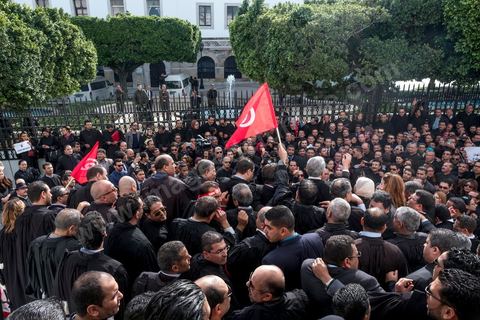 6 décémbre 2016 : Plus de 2.000 avocats ont manifesté mardi à Tunis contre les nouvelles dispositions fiscales qui leur ont été imposées dans le projet de budget 2017, actuellement examiné par le Parlement."Avec notre âme, avec notre sang nous défendrons le métier d'avocat", ont crié les manifestants en robe noire devant le siège du gouvernement à la Kasbah, dans le centre de Tunis, après une marche de quelques centaines de mètres."Les avocats sont en colère!", "Nous n'allons pas financer votre corruption", pouvait-on lire sur des pancartes brandies par les protestataires, dont beaucoup jugent les nouvelles mesures "injustes" et "inapplicables".En cause, des taxes imposées pour chaque dossier traité, pouvant être déduites de l'impôt sur le revenu et prévues dans le projet de loi de finances 2017.Ce mouvement ne fait toutefois pas l'unanimité, et sur les réseaux sociaux comme dans certains médias, les protestations des avocats ont été considérées comme une volonté de bénéficier d'un traitement spécial. Selon le webzine Inkyfada, qui a analysé des données officielles, 60% des avocats enregistrés n'ont pas déclaré d'impôts en 2015, et "les avocats en règle paient en moyenne 228 dinars (92 euros) d'impôt sur le revenu par mois".