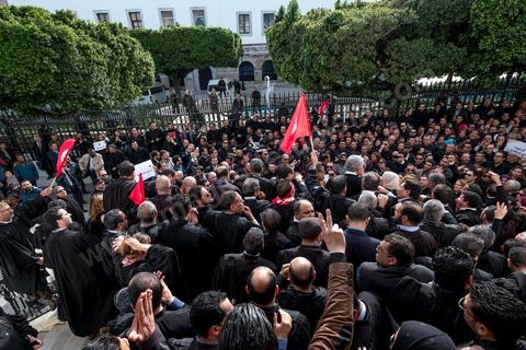6 décémbre 2016 : Plus de 2.000 avocats ont manifesté mardi à Tunis contre les nouvelles dispositions fiscales qui leur ont été imposées dans le projet de budget 2017, actuellement examiné par le Parlement."Avec notre âme, avec notre sang nous défendrons le métier d'avocat", ont crié les manifestants en robe noire devant le siège du gouvernement à la Kasbah, dans le centre de Tunis, après une marche de quelques centaines de mètres."Les avocats sont en colère!", "Nous n'allons pas financer votre corruption", pouvait-on lire sur des pancartes brandies par les protestataires, dont beaucoup jugent les nouvelles mesures "injustes" et "inapplicables".En cause, des taxes imposées pour chaque dossier traité, pouvant être déduites de l'impôt sur le revenu et prévues dans le projet de loi de finances 2017.Ce mouvement ne fait toutefois pas l'unanimité, et sur les réseaux sociaux comme dans certains médias, les protestations des avocats ont été considérées comme une volonté de bénéficier d'un traitement spécial. Selon le webzine Inkyfada, qui a analysé des données officielles, 60% des avocats enregistrés n'ont pas déclaré d'impôts en 2015, et "les avocats en règle paient en moyenne 228 dinars (92 euros) d'impôt sur le revenu par mois".