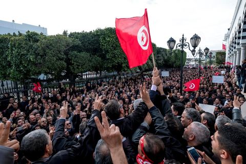 6 décémbre 2016 : Plus de 2.000 avocats ont manifesté mardi à Tunis contre les nouvelles dispositions fiscales qui leur ont été imposées dans le projet de budget 2017, actuellement examiné par le Parlement."Avec notre âme, avec notre sang nous défendrons le métier d'avocat", ont crié les manifestants en robe noire devant le siège du gouvernement à la Kasbah, dans le centre de Tunis, après une marche de quelques centaines de mètres."Les avocats sont en colère!", "Nous n'allons pas financer votre corruption", pouvait-on lire sur des pancartes brandies par les protestataires, dont beaucoup jugent les nouvelles mesures "injustes" et "inapplicables".En cause, des taxes imposées pour chaque dossier traité, pouvant être déduites de l'impôt sur le revenu et prévues dans le projet de loi de finances 2017.Ce mouvement ne fait toutefois pas l'unanimité, et sur les réseaux sociaux comme dans certains médias, les protestations des avocats ont été considérées comme une volonté de bénéficier d'un traitement spécial. Selon le webzine Inkyfada, qui a analysé des données officielles, 60% des avocats enregistrés n'ont pas déclaré d'impôts en 2015, et "les avocats en règle paient en moyenne 228 dinars (92 euros) d'impôt sur le revenu par mois".