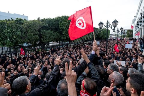 6 décémbre 2016 : Plus de 2.000 avocats ont manifesté mardi à Tunis contre les nouvelles dispositions fiscales qui leur ont été imposées dans le projet de budget 2017, actuellement examiné par le Parlement."Avec notre âme, avec notre sang nous défendrons le métier d'avocat", ont crié les manifestants en robe noire devant le siège du gouvernement à la Kasbah, dans le centre de Tunis, après une marche de quelques centaines de mètres."Les avocats sont en colère!", "Nous n'allons pas financer votre corruption", pouvait-on lire sur des pancartes brandies par les protestataires, dont beaucoup jugent les nouvelles mesures "injustes" et "inapplicables".En cause, des taxes imposées pour chaque dossier traité, pouvant être déduites de l'impôt sur le revenu et prévues dans le projet de loi de finances 2017.Ce mouvement ne fait toutefois pas l'unanimité, et sur les réseaux sociaux comme dans certains médias, les protestations des avocats ont été considérées comme une volonté de bénéficier d'un traitement spécial. Selon le webzine Inkyfada, qui a analysé des données officielles, 60% des avocats enregistrés n'ont pas déclaré d'impôts en 2015, et "les avocats en règle paient en moyenne 228 dinars (92 euros) d'impôt sur le revenu par mois".
