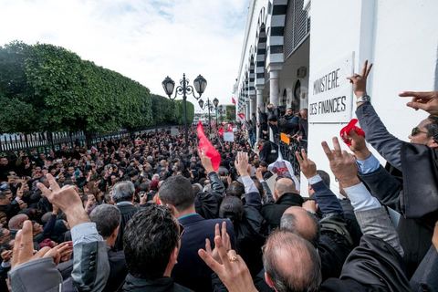 6 décémbre 2016 : Plus de 2.000 avocats ont manifesté mardi à Tunis contre les nouvelles dispositions fiscales qui leur ont été imposées dans le projet de budget 2017, actuellement examiné par le Parlement."Avec notre âme, avec notre sang nous défendrons le métier d'avocat", ont crié les manifestants en robe noire devant le siège du gouvernement à la Kasbah, dans le centre de Tunis, après une marche de quelques centaines de mètres."Les avocats sont en colère!", "Nous n'allons pas financer votre corruption", pouvait-on lire sur des pancartes brandies par les protestataires, dont beaucoup jugent les nouvelles mesures "injustes" et "inapplicables".En cause, des taxes imposées pour chaque dossier traité, pouvant être déduites de l'impôt sur le revenu et prévues dans le projet de loi de finances 2017.Ce mouvement ne fait toutefois pas l'unanimité, et sur les réseaux sociaux comme dans certains médias, les protestations des avocats ont été considérées comme une volonté de bénéficier d'un traitement spécial. Selon le webzine Inkyfada, qui a analysé des données officielles, 60% des avocats enregistrés n'ont pas déclaré d'impôts en 2015, et "les avocats en règle paient en moyenne 228 dinars (92 euros) d'impôt sur le revenu par mois".