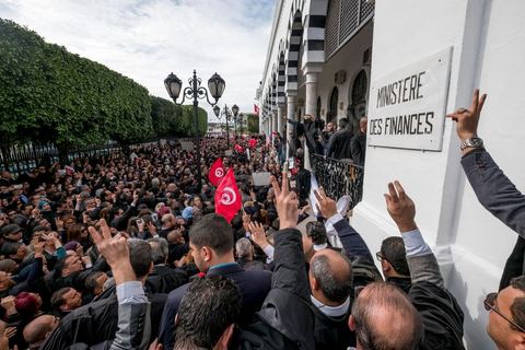 6 décémbre 2016 : Plus de 2.000 avocats ont manifesté mardi à Tunis contre les nouvelles dispositions fiscales qui leur ont été imposées dans le projet de budget 2017, actuellement examiné par le Parlement."Avec notre âme, avec notre sang nous défendrons le métier d'avocat", ont crié les manifestants en robe noire devant le siège du gouvernement à la Kasbah, dans le centre de Tunis, après une marche de quelques centaines de mètres."Les avocats sont en colère!", "Nous n'allons pas financer votre corruption", pouvait-on lire sur des pancartes brandies par les protestataires, dont beaucoup jugent les nouvelles mesures "injustes" et "inapplicables".En cause, des taxes imposées pour chaque dossier traité, pouvant être déduites de l'impôt sur le revenu et prévues dans le projet de loi de finances 2017.Ce mouvement ne fait toutefois pas l'unanimité, et sur les réseaux sociaux comme dans certains médias, les protestations des avocats ont été considérées comme une volonté de bénéficier d'un traitement spécial. Selon le webzine Inkyfada, qui a analysé des données officielles, 60% des avocats enregistrés n'ont pas déclaré d'impôts en 2015, et "les avocats en règle paient en moyenne 228 dinars (92 euros) d'impôt sur le revenu par mois".