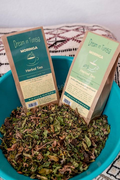1er novembre 2016 : dans son garage Samira Shgaier a développé une petite boutique entreport où elle produit pour l'association "Acacias for all" des tissages à base du moringa et d'autres produits des cultures de son jardin, elle participe activement au programme de développement d'entreprise sociale qui forme les agriculteurs de l'association de Sarah Toumi. Depuis ses 11 ans, Sarah Toumi ne jure que par l’action collective. Fondatrice, en 2008, de Dream, un « réseau d’échange et d’action pour le développement » destiné aux jeunes, Sarah Toumi, aujourd’hui 29 ans, quitte Paris en 2012 pour retrouver la campagne tunisienne et ses souvenirs d’enfance. N’ayant jamais pu oublier les inégalités et la pauvreté qui régnaient à Bir Salah, le village de son grand-père, dans la région de Sfax (Centre), elle crée Acacias for All, une entreprise « à vocation sociale ».Objectif : réduire le déficit hydrique de cette localité affectée par le changement climatique. Une initiative qui vaut à Sarah Toumi d’être la seule Arabe et Africaine à figurer dans le classement mondial 2016 des trente meilleurs entrepreneurs de moins de 30 ans, établi par le magazine américain Forbes.