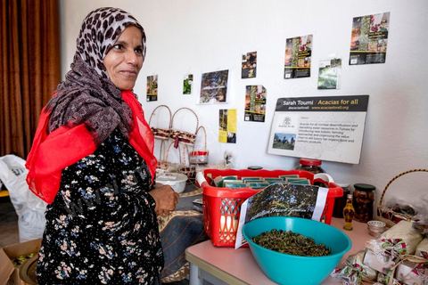 1er novembre 2016 : dans son garage Samira Shgaier a développé une petite boutique entreport où elle produit pour l'association "Acacias for all" des tissages à base du moringa et d'autres produits des cultures de son jardin, elle participe activement au programme de développement d'entreprise sociale qui forme les agriculteurs de l'association de Sarah Toumi. Depuis ses 11 ans, Sarah Toumi ne jure que par l’action collective. Fondatrice, en 2008, de Dream, un « réseau d’échange et d’action pour le développement » destiné aux jeunes, Sarah Toumi, aujourd’hui 29 ans, quitte Paris en 2012 pour retrouver la campagne tunisienne et ses souvenirs d’enfance. N’ayant jamais pu oublier les inégalités et la pauvreté qui régnaient à Bir Salah, le village de son grand-père, dans la région de Sfax (Centre), elle crée Acacias for All, une entreprise « à vocation sociale ».Objectif : réduire le déficit hydrique de cette localité affectée par le changement climatique. Une initiative qui vaut à Sarah Toumi d’être la seule Arabe et Africaine à figurer dans le classement mondial 2016 des trente meilleurs entrepreneurs de moins de 30 ans, établi par le magazine américain Forbes.