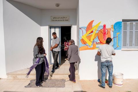 1er novembre 2016 : Mur des fiertés et des rêves réalisés par les femmes de Bir Salah au Fortin de la Connaissance de l'association Dream in Tunisia, un espace offrant des services sociaux-culturels, éducatifs et économiques, participant à l’émancipation des usagers. Depuis ses 11 ans, Sarah Toumi ne jure que par l’action collective. Fondatrice, en 2008, de Dream, un « réseau d’échange et d’action pour le développement » destiné aux jeunes, Sarah Toumi, aujourd’hui 29 ans, quitte Paris en 2012 pour retrouver la campagne tunisienne et ses souvenirs d’enfance. N’ayant jamais pu oublier les inégalités et la pauvreté qui régnaient à Bir Salah, le village de son grand-père, dans la région de Sfax (Centre), elle crée Acacias for All, une entreprise « à vocation sociale ».Objectif : réduire le déficit hydrique de cette localité affectée par le changement climatique. Une initiative qui vaut à Sarah Toumi d’être la seule Arabe et Africaine à figurer dans le classement mondial 2016 des trente meilleurs entrepreneurs de moins de 30 ans, établi par le magazine américain Forbes.
