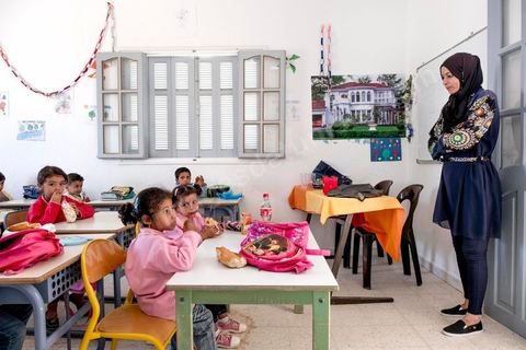 1er novembre 2016 : garderie pour enfants tenue par les femmes du village au Fortin de la Connaissance de l'association Dream in Tunisia, un espace offrant des services sociaux-culturels, éducatifs et économiques, participant à l’émancipation des usagers.Depuis ses 11 ans, Sarah Toumi ne jure que par l’action collective. Fondatrice, en 2008, de Dream, un « réseau d’échange et d’action pour le développement » destiné aux jeunes, Sarah Toumi, aujourd’hui 29 ans, quitte Paris en 2012 pour retrouver la campagne tunisienne et ses souvenirs d’enfance. N’ayant jamais pu oublier les inégalités et la pauvreté qui régnaient à Bir Salah, le village de son grand-père, dans la région de Sfax (Centre), elle crée Acacias for All, une entreprise « à vocation sociale ».Objectif : réduire le déficit hydrique de cette localité affectée par le changement climatique. Une initiative qui vaut à Sarah Toumi d’être la seule Arabe et Africaine à figurer dans le classement mondial 2016 des trente meilleurs entrepreneurs de moins de 30 ans, établi par le magazine américain Forbes.