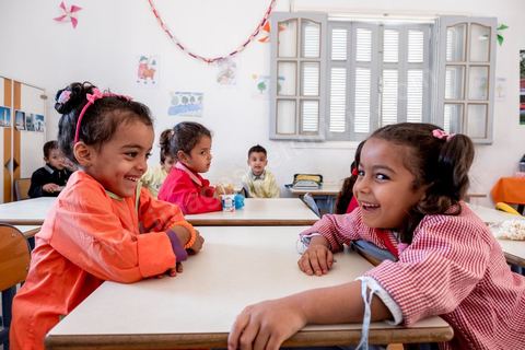 1er novembre 2016 : Mur des fiertés et des rêves réalisés par les femmes de Bir Salah au Fortin de la Connaissance de l'association Dream in Tunisia, un espace offrant des services sociaux-culturels, éducatifs et économiques, participant à l’émancipation des usagers. Depuis ses 11 ans, Sarah Toumi ne jure que par l’action collective. Fondatrice, en 2008, de Dream, un « réseau d’échange et d’action pour le développement » destiné aux jeunes, Sarah Toumi, aujourd’hui 29 ans, quitte Paris en 2012 pour retrouver la campagne tunisienne et ses souvenirs d’enfance. N’ayant jamais pu oublier les inégalités et la pauvreté qui régnaient à Bir Salah, le village de son grand-père, dans la région de Sfax (Centre), elle crée Acacias for All, une entreprise « à vocation sociale ».Objectif : réduire le déficit hydrique de cette localité affectée par le changement climatique. Une initiative qui vaut à Sarah Toumi d’être la seule Arabe et Africaine à figurer dans le classement mondial 2016 des trente meilleurs entrepreneurs de moins de 30 ans, établi par le magazine américain Forbes.
