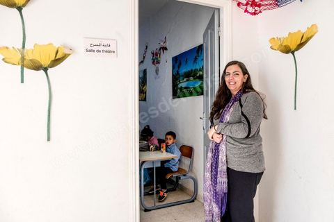 1er novembre 2016 : Sarah Toumi au Fortin de la Connaissance de l'association Dream in Tunisia, un espace offrant des services sociaux-culturels, éducatifs et économiques, participant à l’émancipation des usagers.Depuis ses 11 ans, Sarah Toumi ne jure que par l’action collective. Fondatrice, en 2008, de Dream, un « réseau d’échange et d’action pour le développement » destiné aux jeunes, Sarah Toumi, aujourd’hui 29 ans, quitte Paris en 2012 pour retrouver la campagne tunisienne et ses souvenirs d’enfance. N’ayant jamais pu oublier les inégalités et la pauvreté qui régnaient à Bir Salah, le village de son grand-père, dans la région de Sfax (Centre), elle crée Acacias for All, une entreprise « à vocation sociale ».Objectif : réduire le déficit hydrique de cette localité affectée par le changement climatique. Une initiative qui vaut à Sarah Toumi d’être la seule Arabe et Africaine à figurer dans le classement mondial 2016 des trente meilleurs entrepreneurs de moins de 30 ans, établi par le magazine américain Forbes.