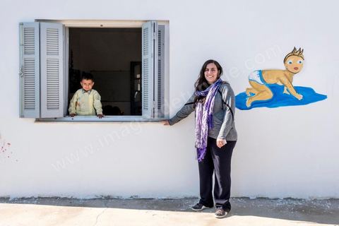 1er novembre 2016 : Mur des fiertés et des rêves réalisés par les femmes de Bir Salah au Fortin de la Connaissance de l'association Dream in Tunisia, un espace offrant des services sociaux-culturels, éducatifs et économiques, participant à l’émancipation des usagers. Depuis ses 11 ans, Sarah Toumi ne jure que par l’action collective. Fondatrice, en 2008, de Dream, un « réseau d’échange et d’action pour le développement » destiné aux jeunes, Sarah Toumi, aujourd’hui 29 ans, quitte Paris en 2012 pour retrouver la campagne tunisienne et ses souvenirs d’enfance. N’ayant jamais pu oublier les inégalités et la pauvreté qui régnaient à Bir Salah, le village de son grand-père, dans la région de Sfax (Centre), elle crée Acacias for All, une entreprise « à vocation sociale ».Objectif : réduire le déficit hydrique de cette localité affectée par le changement climatique. Une initiative qui vaut à Sarah Toumi d’être la seule Arabe et Africaine à figurer dans le classement mondial 2016 des trente meilleurs entrepreneurs de moins de 30 ans, établi par le magazine américain Forbes.