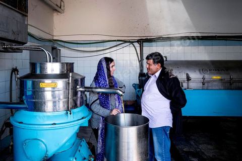 1er novembre 2016 : avec son oncle Nourreddine Sghaier qui dirige l'huilerie du grand père de Sarah Toumi, un lieu qui inspire la jeune franco tunisienne dans tous ses projets associatifs et entrepreunarial. Depuis ses 11 ans, Sarah Toumi ne jure que par l’action collective. Fondatrice, en 2008, de Dream, un « réseau d’échange et d’action pour le développement » destiné aux jeunes, Sarah Toumi, aujourd’hui 29 ans, quitte Paris en 2012 pour retrouver la campagne tunisienne et ses souvenirs d’enfance. N’ayant jamais pu oublier les inégalités et la pauvreté qui régnaient à Bir Salah, le village de son grand-père, dans la région de Sfax (Centre), elle crée Acacias for All, une entreprise « à vocation sociale ».Objectif : réduire le déficit hydrique de cette localité affectée par le changement climatique. Une initiative qui vaut à Sarah Toumi d’être la seule Arabe et Africaine à figurer dans le classement mondial 2016 des trente meilleurs entrepreneurs de moins de 30 ans, établi par le magazine américain Forbes.