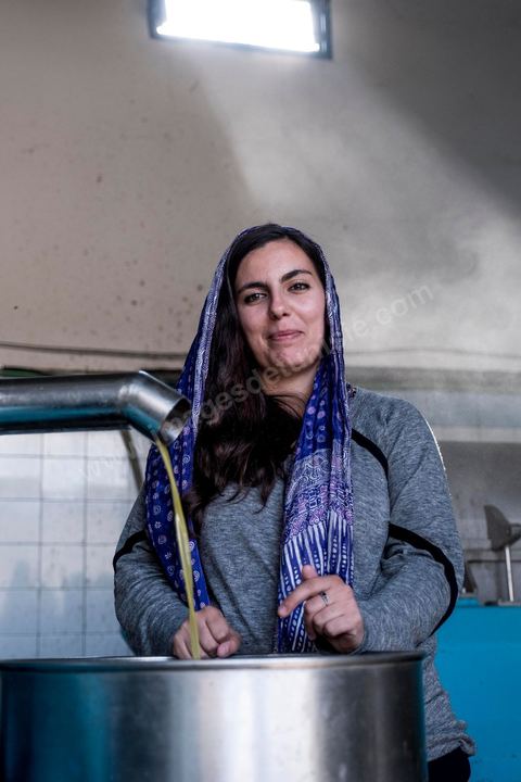 1er novembre 2016 : dans l'huilerie du grand père de Sarah Toumi, un lieu qui inspire la jeune franco tunisienne dans tous ses projets associatifs et entrepreunarial. Depuis ses 11 ans, Sarah Toumi ne jure que par l’action collective. Fondatrice, en 2008, de Dream, un « réseau d’échange et d’action pour le développement » destiné aux jeunes, Sarah Toumi, aujourd’hui 29 ans, quitte Paris en 2012 pour retrouver la campagne tunisienne et ses souvenirs d’enfance. N’ayant jamais pu oublier les inégalités et la pauvreté qui régnaient à Bir Salah, le village de son grand-père, dans la région de Sfax (Centre), elle crée Acacias for All, une entreprise « à vocation sociale ».Objectif : réduire le déficit hydrique de cette localité affectée par le changement climatique. Une initiative qui vaut à Sarah Toumi d’être la seule Arabe et Africaine à figurer dans le classement mondial 2016 des trente meilleurs entrepreneurs de moins de 30 ans, établi par le magazine américain Forbes.