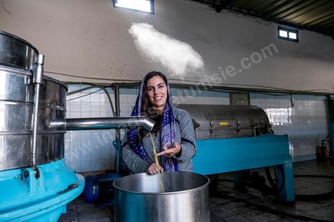 1er novembre 2016 : dans l'huilerie du grand père de Sarah Toumi, un lieu qui inspire la jeune franco tunisienne dans tous ses projets associatifs et entrepreunarial. Depuis ses 11 ans, Sarah Toumi ne jure que par l’action collective. Fondatrice, en 2008, de Dream, un « réseau d’échange et d’action pour le développement » destiné aux jeunes, Sarah Toumi, aujourd’hui 29 ans, quitte Paris en 2012 pour retrouver la campagne tunisienne et ses souvenirs d’enfance. N’ayant jamais pu oublier les inégalités et la pauvreté qui régnaient à Bir Salah, le village de son grand-père, dans la région de Sfax (Centre), elle crée Acacias for All, une entreprise « à vocation sociale ».Objectif : réduire le déficit hydrique de cette localité affectée par le changement climatique. Une initiative qui vaut à Sarah Toumi d’être la seule Arabe et Africaine à figurer dans le classement mondial 2016 des trente meilleurs entrepreneurs de moins de 30 ans, établi par le magazine américain Forbes.