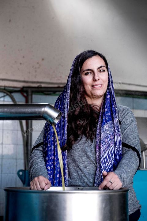 1er novembre 2016 : dans l'huilerie du grand père de Sarah Toumi, un lieu qui inspire la jeune franco tunisienne dans tous ses projets associatifs et entrepreunarial. Depuis ses 11 ans, Sarah Toumi ne jure que par l’action collective. Fondatrice, en 2008, de Dream, un « réseau d’échange et d’action pour le développement » destiné aux jeunes, Sarah Toumi, aujourd’hui 29 ans, quitte Paris en 2012 pour retrouver la campagne tunisienne et ses souvenirs d’enfance. N’ayant jamais pu oublier les inégalités et la pauvreté qui régnaient à Bir Salah, le village de son grand-père, dans la région de Sfax (Centre), elle crée Acacias for All, une entreprise « à vocation sociale ».Objectif : réduire le déficit hydrique de cette localité affectée par le changement climatique. Une initiative qui vaut à Sarah Toumi d’être la seule Arabe et Africaine à figurer dans le classement mondial 2016 des trente meilleurs entrepreneurs de moins de 30 ans, établi par le magazine américain Forbes.