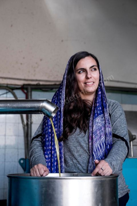 1er novembre 2016 : dans l'huilerie du grand père de Sarah Toumi, un lieu qui inspire la jeune franco tunisienne dans tous ses projets associatifs et entrepreunarial. Depuis ses 11 ans, Sarah Toumi ne jure que par l’action collective. Fondatrice, en 2008, de Dream, un « réseau d’échange et d’action pour le développement » destiné aux jeunes, Sarah Toumi, aujourd’hui 29 ans, quitte Paris en 2012 pour retrouver la campagne tunisienne et ses souvenirs d’enfance. N’ayant jamais pu oublier les inégalités et la pauvreté qui régnaient à Bir Salah, le village de son grand-père, dans la région de Sfax (Centre), elle crée Acacias for All, une entreprise « à vocation sociale ».Objectif : réduire le déficit hydrique de cette localité affectée par le changement climatique. Une initiative qui vaut à Sarah Toumi d’être la seule Arabe et Africaine à figurer dans le classement mondial 2016 des trente meilleurs entrepreneurs de moins de 30 ans, établi par le magazine américain Forbes.