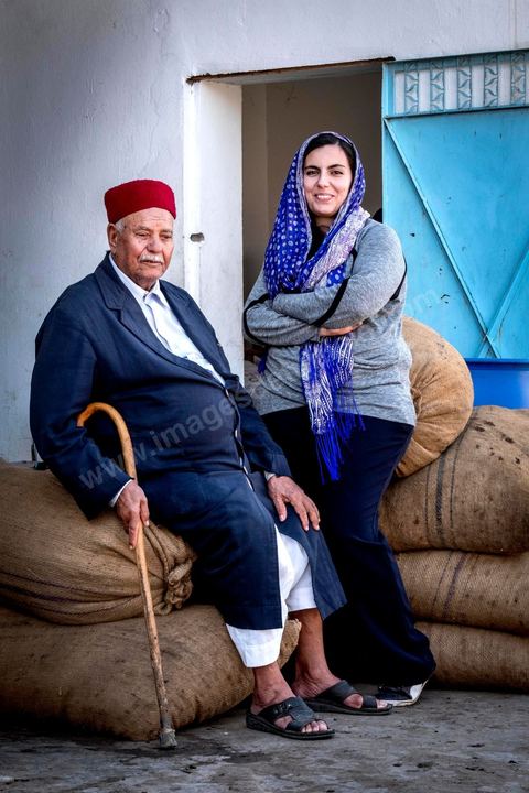 1er novembre 2016 : dans l'huilerie familiale avec son grand père Ramadan Sghaier, un homme et un lieu qui inspirent la jeune franco tunisienne dans tous ses projets associatifs et entrepreunarial. Depuis ses 11 ans, Sarah Toumi ne jure que par l’action collective. Fondatrice, en 2008, de Dream, un « réseau d’échange et d’action pour le développement » destiné aux jeunes, Sarah Toumi, aujourd’hui 29 ans, quitte Paris en 2012 pour retrouver la campagne tunisienne et ses souvenirs d’enfance. N’ayant jamais pu oublier les inégalités et la pauvreté qui régnaient à Bir Salah, le village de son grand-père, dans la région de Sfax (Centre), elle crée Acacias for All, une entreprise « à vocation sociale ».Objectif : réduire le déficit hydrique de cette localité affectée par le changement climatique. Une initiative qui vaut à Sarah Toumi d’être la seule Arabe et Africaine à figurer dans le classement mondial 2016 des trente meilleurs entrepreneurs de moins de 30 ans, établi par le magazine américain Forbes.