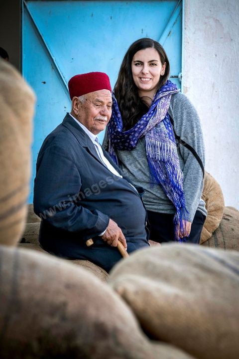 1er novembre 2016 : dans l'huilerie familiale avec son grand père Ramadan Sghaier, un homme et un lieu qui inspirent la jeune franco tunisienne dans tous ses projets associatifs et entrepreunarial. Depuis ses 11 ans, Sarah Toumi ne jure que par l’action collective. Fondatrice, en 2008, de Dream, un « réseau d’échange et d’action pour le développement » destiné aux jeunes, Sarah Toumi, aujourd’hui 29 ans, quitte Paris en 2012 pour retrouver la campagne tunisienne et ses souvenirs d’enfance. N’ayant jamais pu oublier les inégalités et la pauvreté qui régnaient à Bir Salah, le village de son grand-père, dans la région de Sfax (Centre), elle crée Acacias for All, une entreprise « à vocation sociale ».Objectif : réduire le déficit hydrique de cette localité affectée par le changement climatique. Une initiative qui vaut à Sarah Toumi d’être la seule Arabe et Africaine à figurer dans le classement mondial 2016 des trente meilleurs entrepreneurs de moins de 30 ans, établi par le magazine américain Forbes.