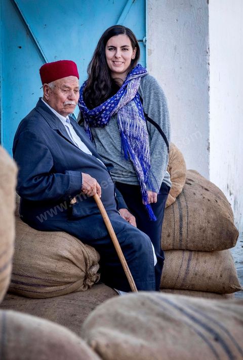 1er novembre 2016 : dans l'huilerie familiale avec son grand père Ramadan Sghaier, un homme et un lieu qui inspirent la jeune franco tunisienne dans tous ses projets associatifs et entrepreunarial. Depuis ses 11 ans, Sarah Toumi ne jure que par l’action collective. Fondatrice, en 2008, de Dream, un « réseau d’échange et d’action pour le développement » destiné aux jeunes, Sarah Toumi, aujourd’hui 29 ans, quitte Paris en 2012 pour retrouver la campagne tunisienne et ses souvenirs d’enfance. N’ayant jamais pu oublier les inégalités et la pauvreté qui régnaient à Bir Salah, le village de son grand-père, dans la région de Sfax (Centre), elle crée Acacias for All, une entreprise « à vocation sociale ».Objectif : réduire le déficit hydrique de cette localité affectée par le changement climatique. Une initiative qui vaut à Sarah Toumi d’être la seule Arabe et Africaine à figurer dans le classement mondial 2016 des trente meilleurs entrepreneurs de moins de 30 ans, établi par le magazine américain Forbes.