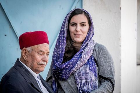 1er novembre 2016 : dans l'huilerie familiale avec son grand père Ramadan Sghaier, un homme et un lieu qui inspirent la jeune franco tunisienne dans tous ses projets associatifs et entrepreunarial. Depuis ses 11 ans, Sarah Toumi ne jure que par l’action collective. Fondatrice, en 2008, de Dream, un « réseau d’échange et d’action pour le développement » destiné aux jeunes, Sarah Toumi, aujourd’hui 29 ans, quitte Paris en 2012 pour retrouver la campagne tunisienne et ses souvenirs d’enfance. N’ayant jamais pu oublier les inégalités et la pauvreté qui régnaient à Bir Salah, le village de son grand-père, dans la région de Sfax (Centre), elle crée Acacias for All, une entreprise « à vocation sociale ».Objectif : réduire le déficit hydrique de cette localité affectée par le changement climatique. Une initiative qui vaut à Sarah Toumi d’être la seule Arabe et Africaine à figurer dans le classement mondial 2016 des trente meilleurs entrepreneurs de moins de 30 ans, établi par le magazine américain Forbes.