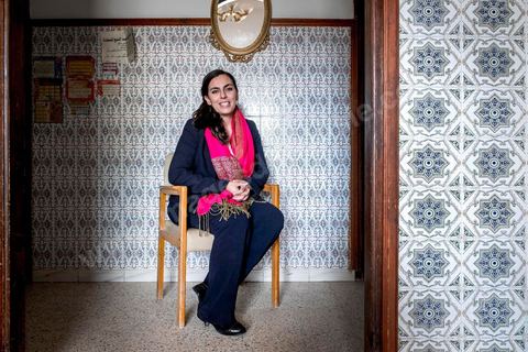 1er novembre 2016 : Depuis ses 11 ans, Sarah Toumi ne jure que par l’action collective. Fondatrice, en 2008, de Dream, un « réseau d’échange et d’action pour le développement » destiné aux jeunes, Sarah Toumi, aujourd’hui 29 ans, quitte Paris en 2012 pour retrouver la campagne tunisienne et ses souvenirs d’enfance. N’ayant jamais pu oublier les inégalités et la pauvreté qui régnaient à Bir Salah, le village de son grand-père, dans la région de Sfax (Centre), elle crée Acacias for All, une entreprise « à vocation sociale ».Objectif : réduire le déficit hydrique de cette localité affectée par le changement climatique. Une initiative qui vaut à Sarah Toumi d’être la seule Arabe et Africaine à figurer dans le classement mondial 2016 des trente meilleurs entrepreneurs de moins de 30 ans, établi par le magazine américain Forbes.