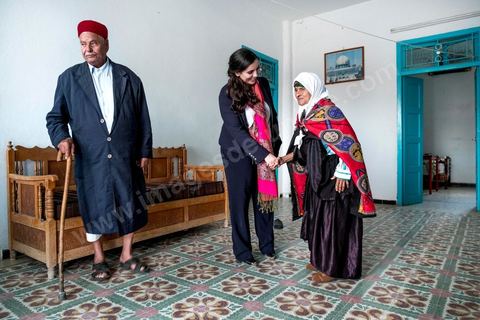 1er novembre 2016 : Chez ses grand parents Ramadan Sghaier et Magida Laroussi.  Depuis ses 11 ans, Sarah Toumi ne jure que par l’action collective. Fondatrice, en 2008, de Dream, un « réseau d’échange et d’action pour le développement » destiné aux jeunes, Sarah Toumi, aujourd’hui 29 ans, quitte Paris en 2012 pour retrouver la campagne tunisienne et ses souvenirs d’enfance. N’ayant jamais pu oublier les inégalités et la pauvreté qui régnaient à Bir Salah, le village de son grand-père, dans la région de Sfax (Centre), elle crée Acacias for All, une entreprise « à vocation sociale ».Objectif : réduire le déficit hydrique de cette localité affectée par le changement climatique. Une initiative qui vaut à Sarah Toumi d’être la seule Arabe et Africaine à figurer dans le classement mondial 2016 des trente meilleurs entrepreneurs de moins de 30 ans, établi par le magazine américain Forbes.
