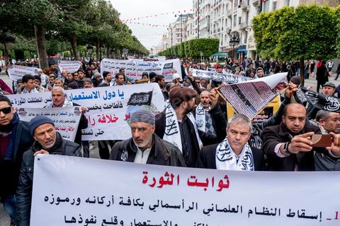 14 janvier 2017 :  les manifestants du parti islamistes Hizbut Tahrir qui prone le retour à la charia sont raccompagnés par la police hors de l'avneue et interdits de manifester.  Les tunisiens fêtent dans une certaine morosité le 6ème anniversaire de la Révolution sur l'avenue Habib Bourguiba à Tunis. Peu de responsables politiques et d'organisations ont célébré samedi en Tunisie le 6e anniversaire de la révolution du 14 janvier 2011, alors qu'un certain désenchantement se manifeste à travers le pays.