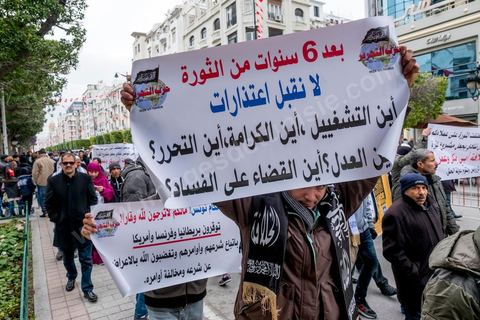 14 janvier 2017 :  les manifestants du parti islamistes Hizbut Tahrir qui prone le retour à la charia sont raccompagnés par la police hors de l'avneue et interdits de manifester.  Les tunisiens fêtent dans une certaine morosité le 6ème anniversaire de la Révolution sur l'avenue Habib Bourguiba à Tunis. Peu de responsables politiques et d'organisations ont célébré samedi en Tunisie le 6e anniversaire de la révolution du 14 janvier 2011, alors qu'un certain désenchantement se manifeste à travers le pays.